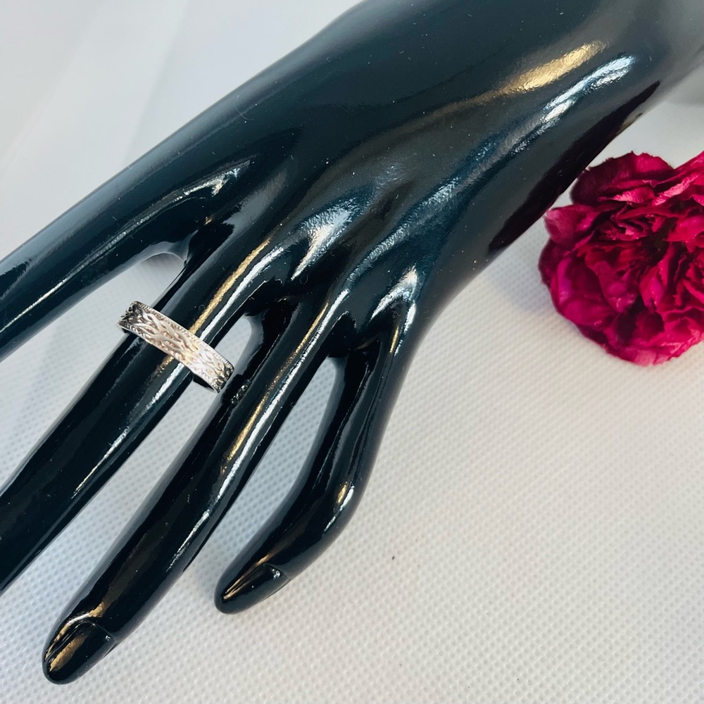 Vintage Women’s Brushed 925 Silver Ring - Size 5.5 🌺
